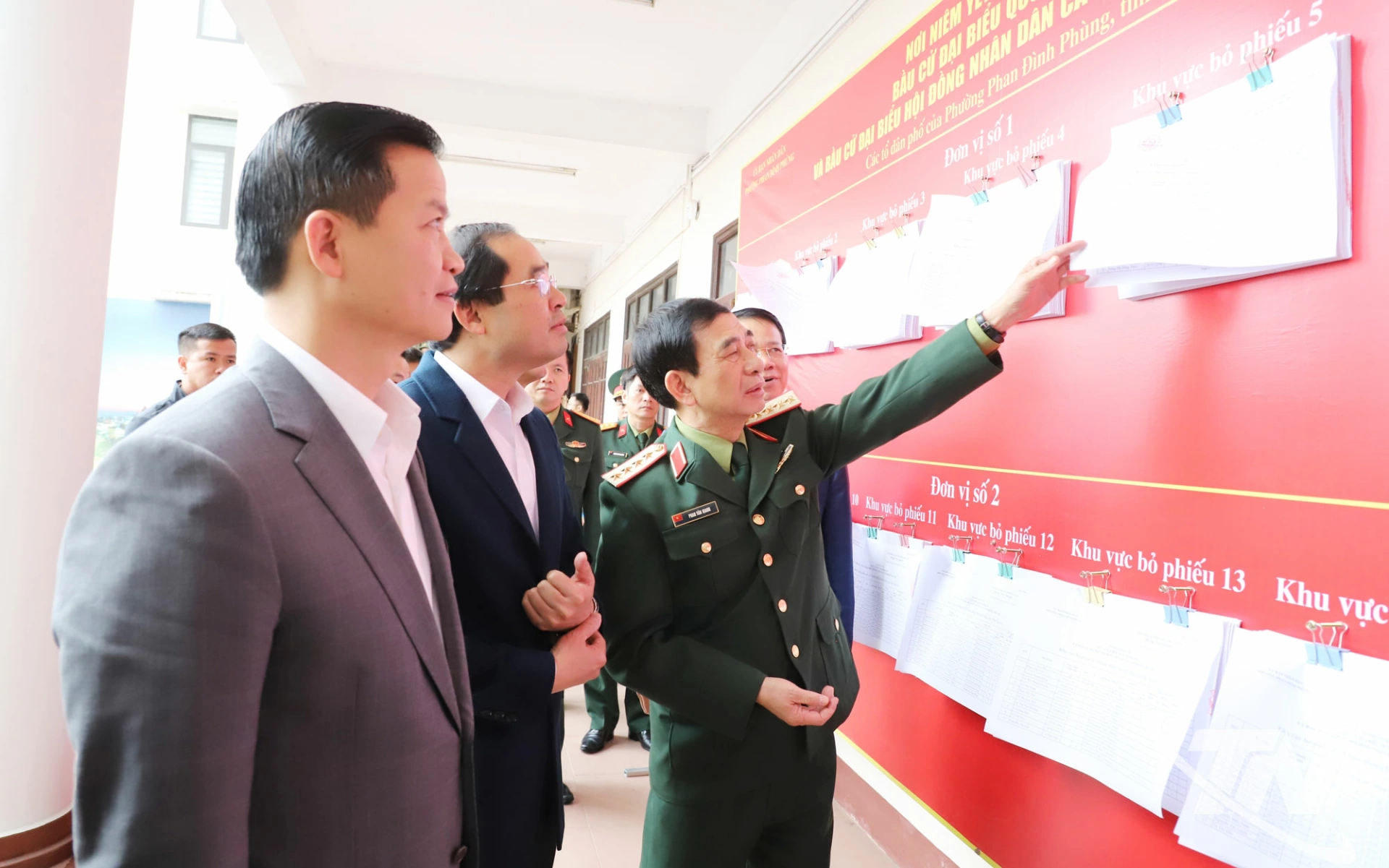 Đại tướng Phan Văn Giang kiểm tra công tác chuẩn bị bầu cử tại phường Phan Đình Phùng.