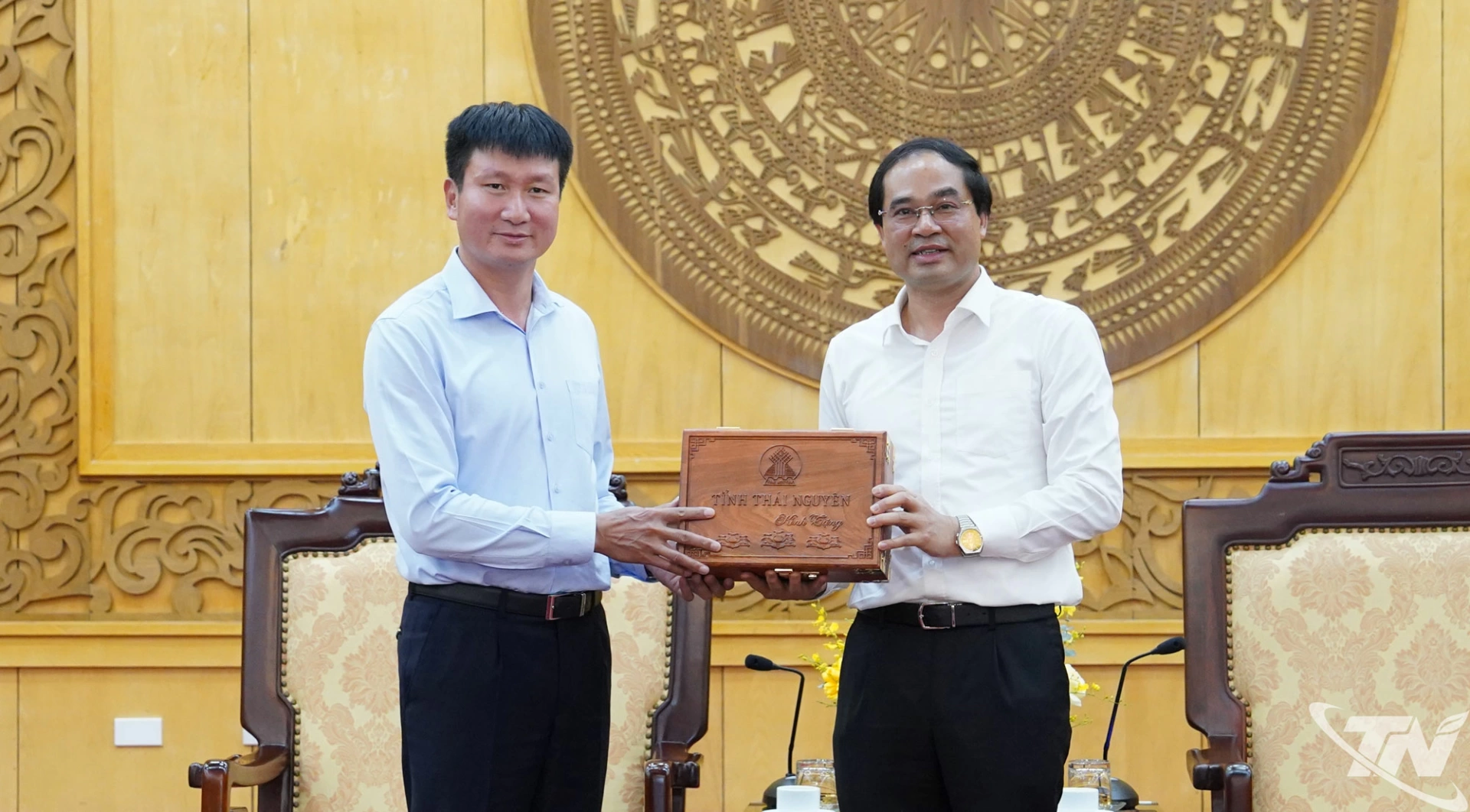 Đồng Trịnh Xuân Trường, Ủy viên Trung ương Đảng, Bí thư Tỉnh ủy Thái Nguyên tặng quà lưu niệm đồng chí Trần Huy Tuấn, Ủy viên Trung ương Đảng, Bí thư Tỉnh ủy Ninh Bình.