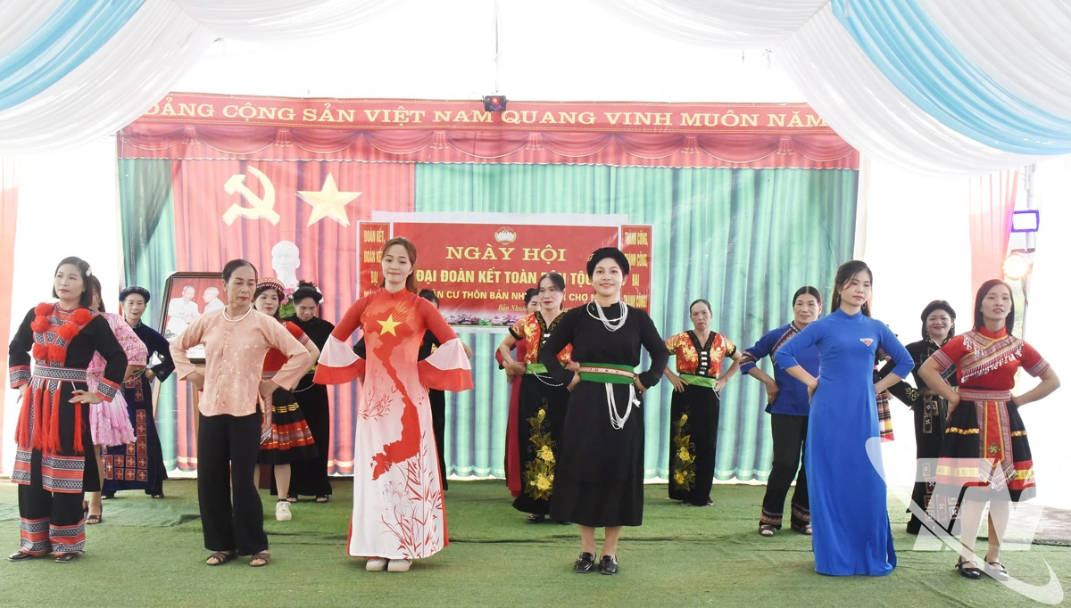 Tiết mục văn nghệ do người dân thôn Bản Nhuần biểu diễn tại Ngày hội.