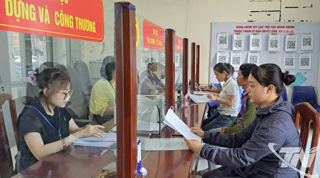 Người dân đến giải quyết thủ tục hành chính tại Trung tâm phục vụ hành chính công xã Văn Lăng.