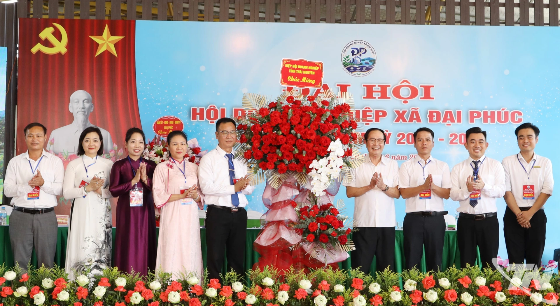 Lãnh đạo Hiệp hội Doanh nghiệp tỉnh chúc mừng Đại hội.