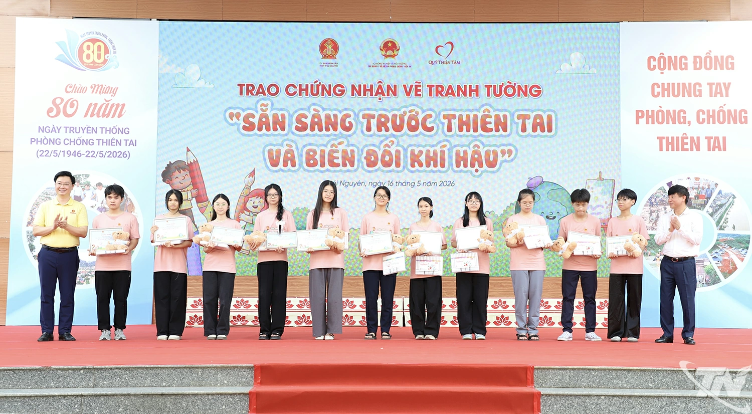 Trao giấy chứng nhận cho các học sinh tham gia hoạt động vẽ tranh tường “Sẵn sàng trước thiên tai và biến đổi khí hậu”.