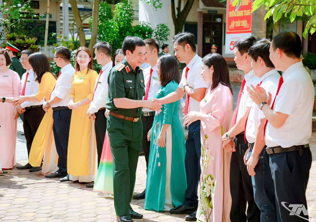 Đại tướng Phạm Văn Giang, Ủy viên Bộ Chính trị, Phó Bí thư Quân ủy Trung ương, Bộ trưởng Bộ Quốc phòng về thăm trường cũ- Trường THPT Lương Ngọc Quyến.