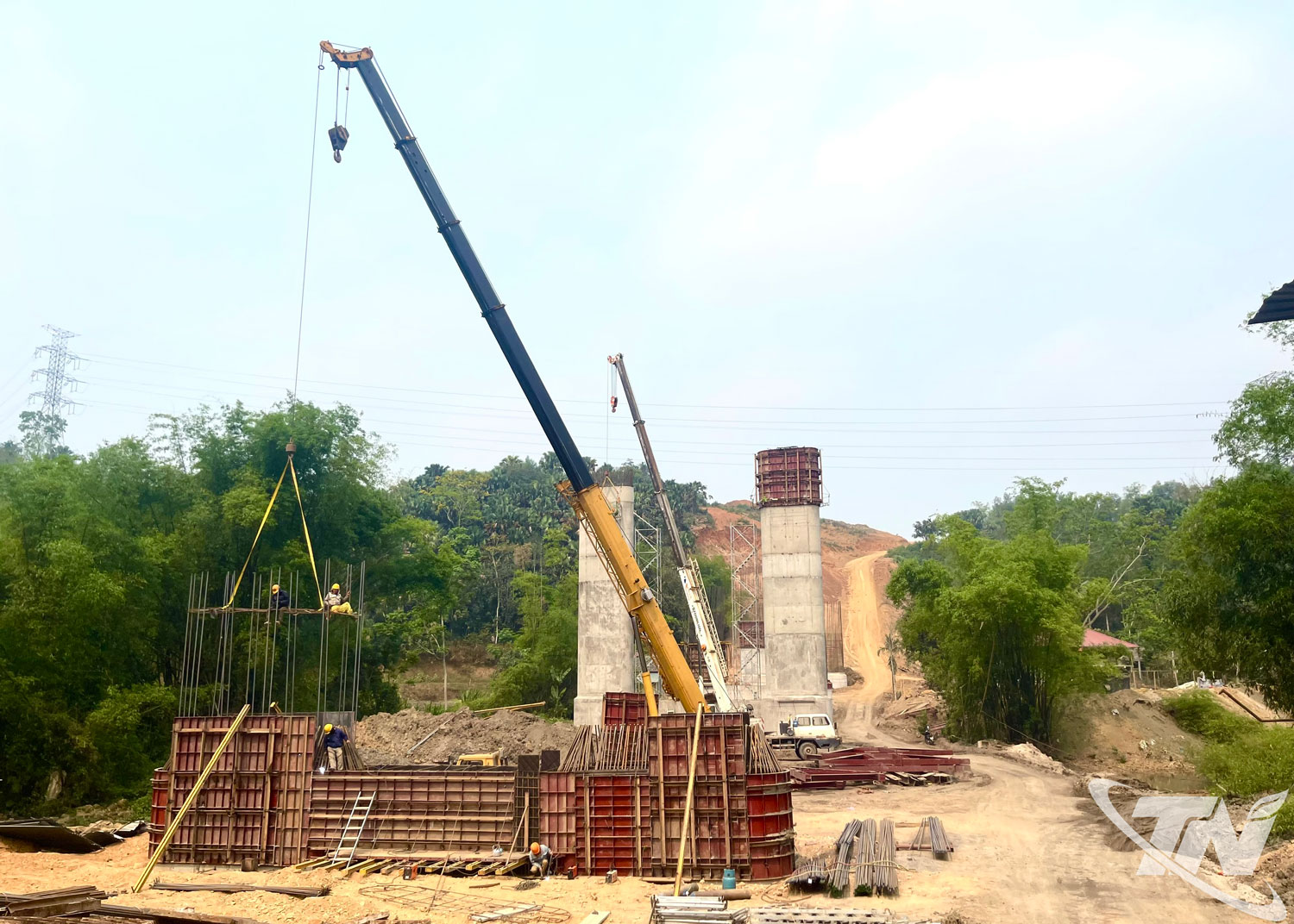 Công ty CP Đầu tư và Xây dựng giao thông Phương Thành đang tiến hành thi công cầu Khuổn Cuẩn tại xã Thanh Thịnh.