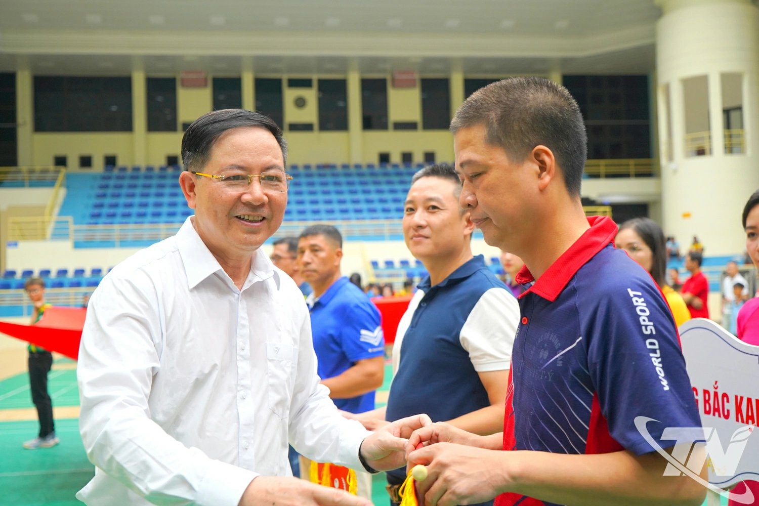 Đồng chí Đoàn Văn Công Phó GĐ Sở Văn hóa, Thể thao và Du lịch, Trưởng Ban tổ chức tặng cờ lưu niệm cho đại diện các đoàn vận động viên tham dự Giải