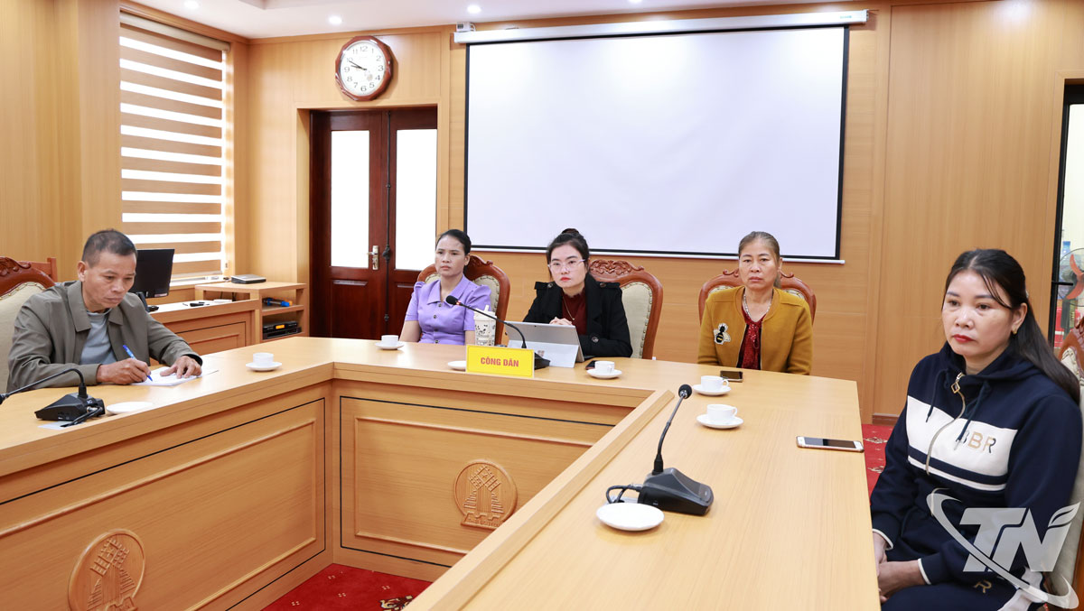 Công dân Cao Thị Thúy Huyền và địa diện một số hộ dân xóm 13, xã Tân Linh huyện Đại Từ (nay là xã Phú Lạc).