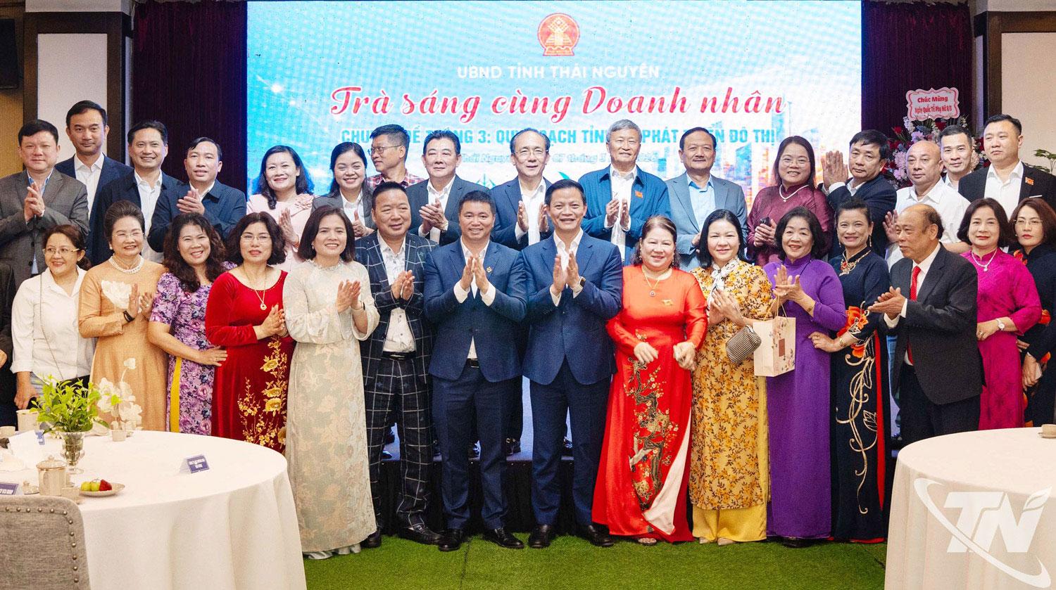 Các đồng chí lãnh đạo tỉnh và đại biểu dự chương trình “Trà sáng cùng doanh nhân”.