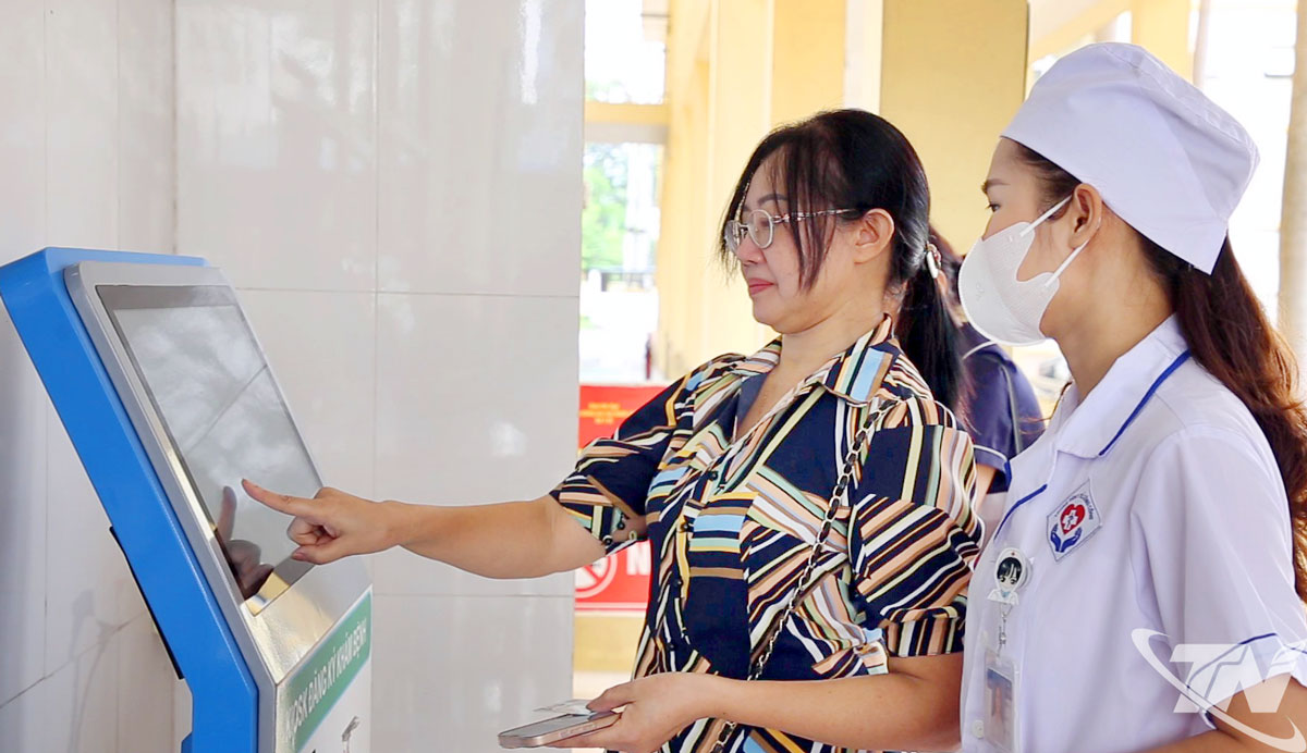 Hiện nay, hầu hết việc đăng ký khám, chữa bệnh tại các cơ sở y tế trên địa bàn tỉnh được thực hiện trên môi trường điện tử.