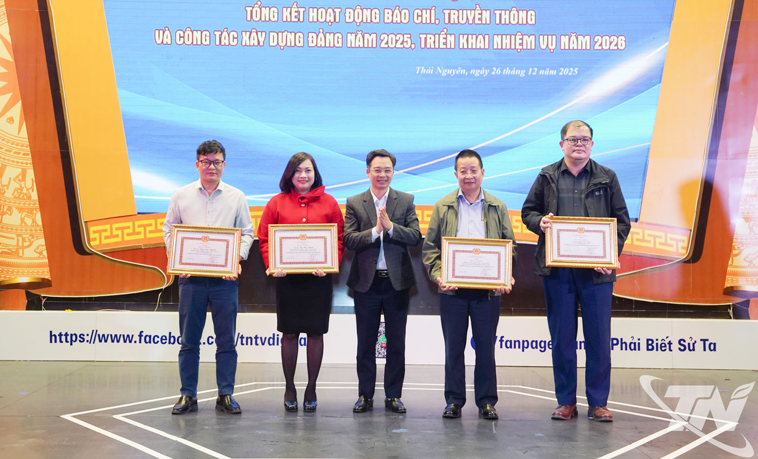 C&aacute;c tập thể, c&aacute; nh&acirc;n xuất sắc được nhận Bằng khen của Tỉnh ủy.