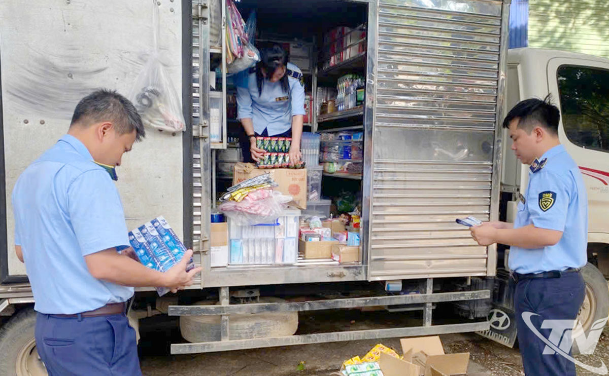 Đội Quản lý thị trường số 9 kịp thời chặn phương tiện vận chuyển hơn 5.000 sản phẩm giả mạo nhãn hiệu. Ảnh T.L