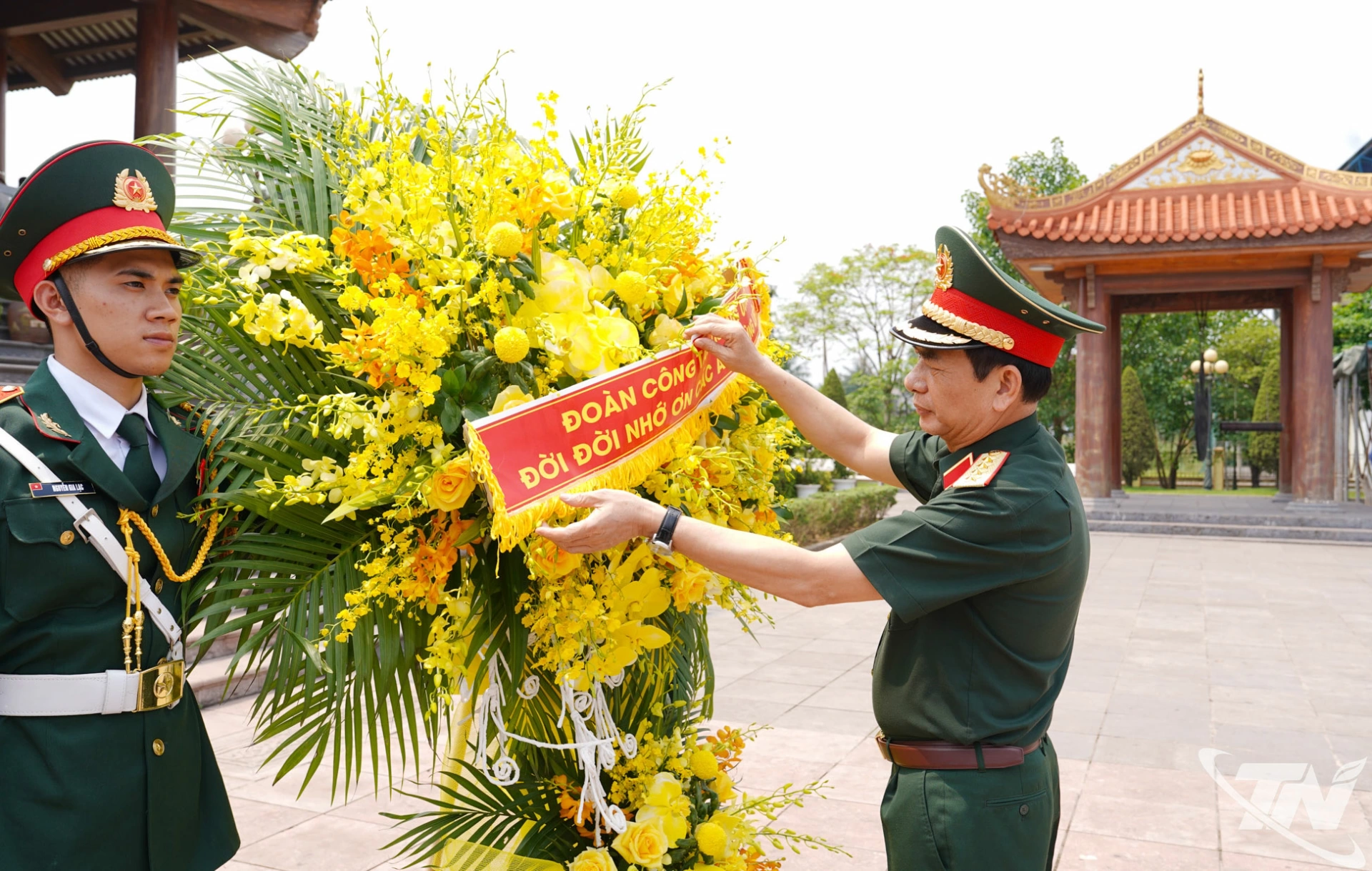 Đại tướng Phan Văn Giang chỉnh vòng hoa trước Lễ dâng hương.