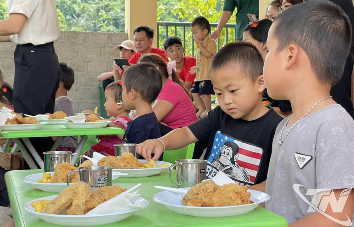 Học sinh tại điểm trường thưởng thức bữa trưa do các thành viên Quỹ Tâm hồn đẹp thực hiện.