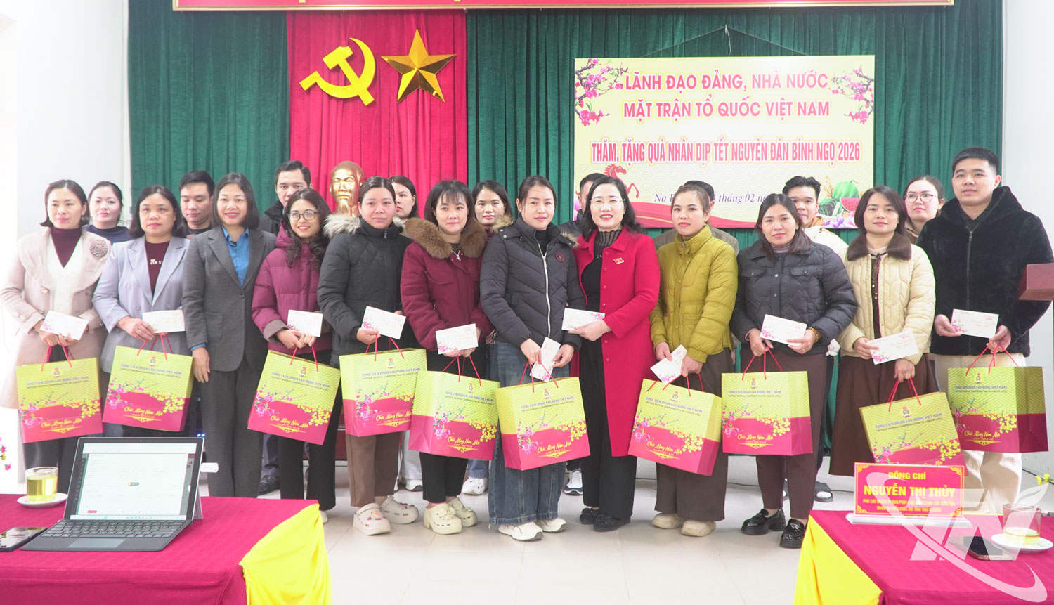 Đồng ch&iacute; Nguyễn Thị Thủy, Ph&oacute; Chủ nhiệm Ủy ban Ph&aacute;p luật v&agrave; Tư ph&aacute;p của Quốc hội tặng qu&agrave; c&aacute;c  y, b&aacute;c sĩ Bệnh viện Na R&igrave;