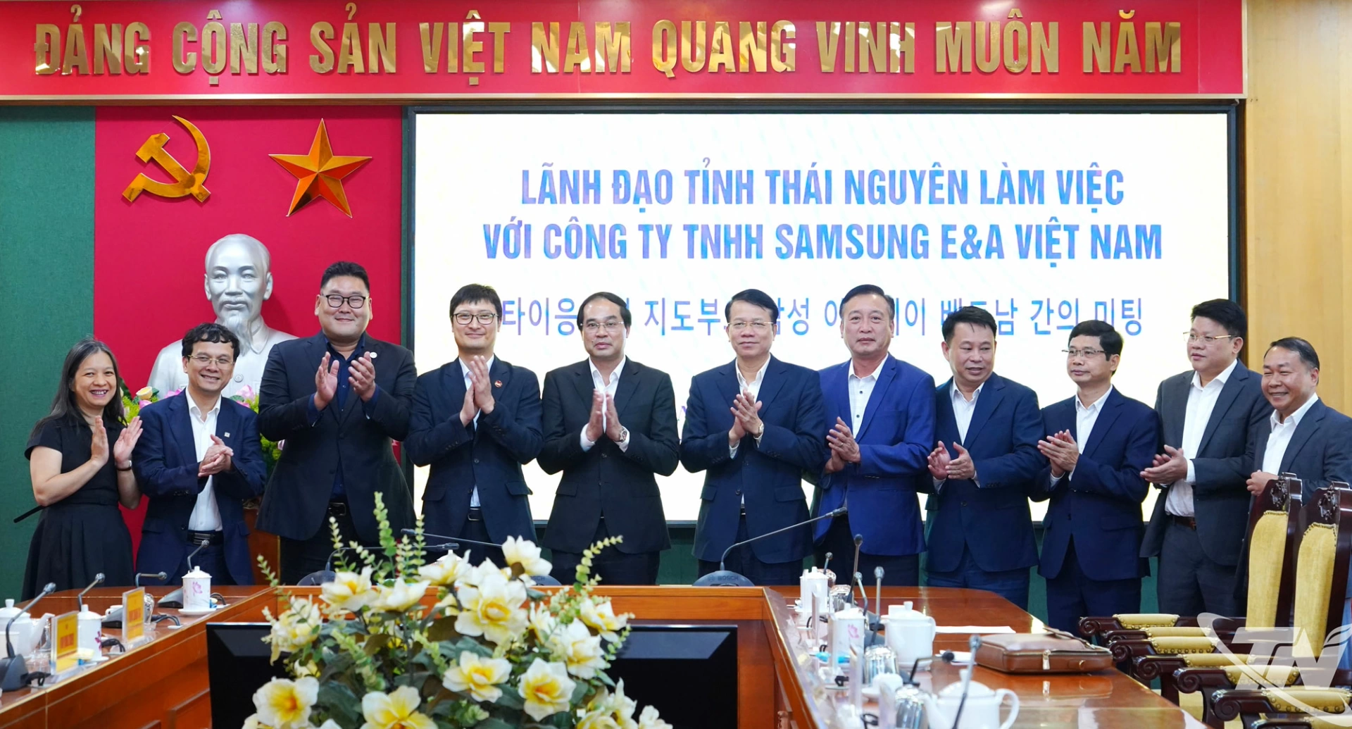 Lãnh đạo tỉnh Thái Nguyên chụp ảnh lưu niệm với các đại biểu. 