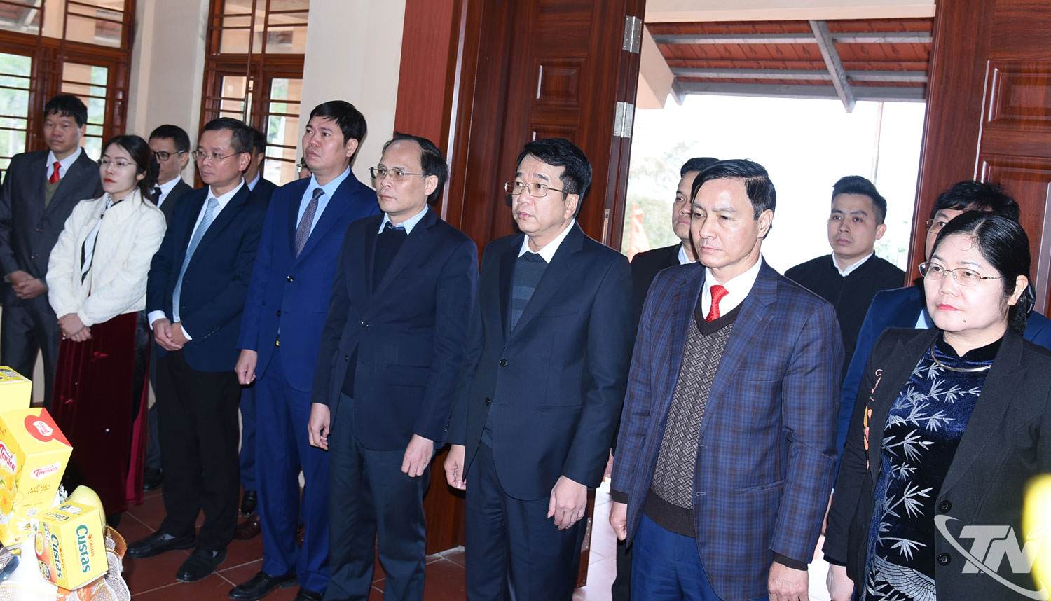 Đo&agrave;n đại biểu k&iacute;nh cẩn trước anh linh đồng ch&iacute; Ph&ugrave;ng Ch&iacute; Ki&ecirc;n tại Khu di t&iacute;ch lịch sử Khau P&agrave;n