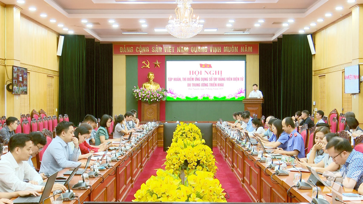 Hội nghị tập huấn triển khai ứng dụng “Sổ tay đảng viên điện tử”.