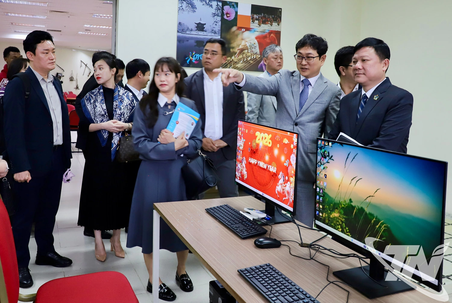     Đại biểu tham quan Trung tâm số và Trường Đại học Công nghệ Thông tin và Truyền thông.