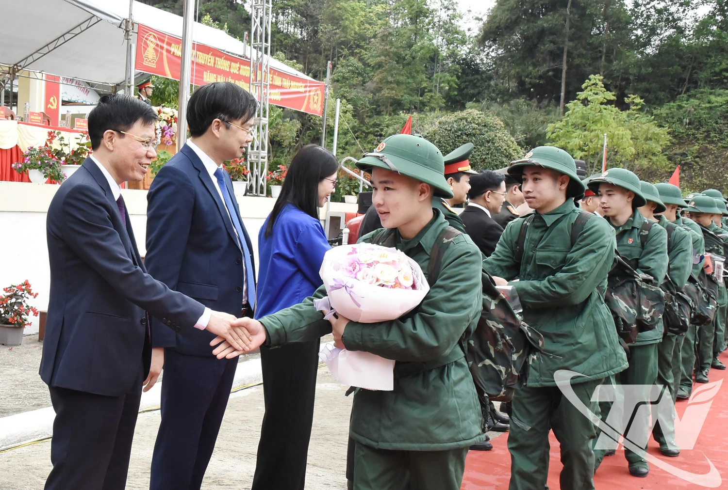 Đồng chí Dương Văn Tiến, Ủy viên Ban Thường vụ, Trưởng Ban Tổ chức Tỉnh ủy tặng hoa các tân binh.