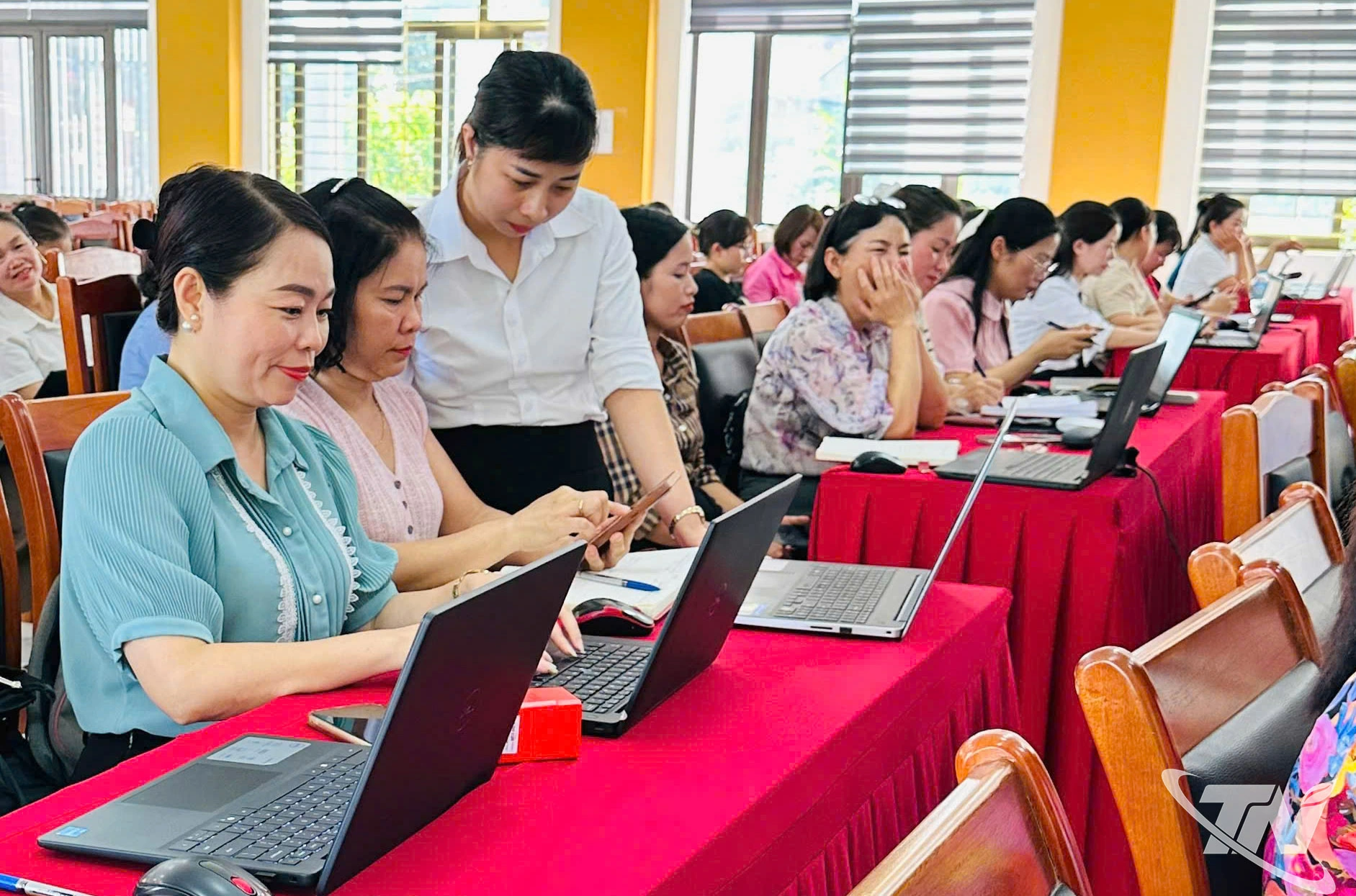 Cán bộ chuyên môn hỗ trợ người dân tiếp cận dịch vụ công trực tuyến tại xã Phú Lương.