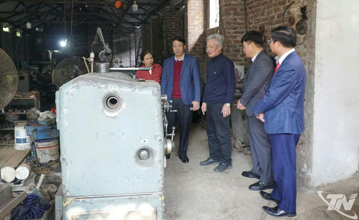 Đồng chí Trần Quang, Trưởng Thống kê tỉnh, Phó Ban   Thường trực Ban Chỉ đạo của tỉnh kiểm tra công tác   tổng điều tra kinh tế năm 2026 tại phường Phổ Yên.