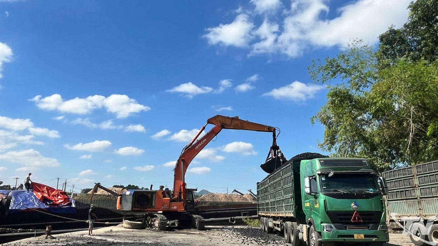 Các sản phẩm than, clanhke... được bốc xếp tại cảng Đa Phúc, phục vụ nhu cầu sản xuất.