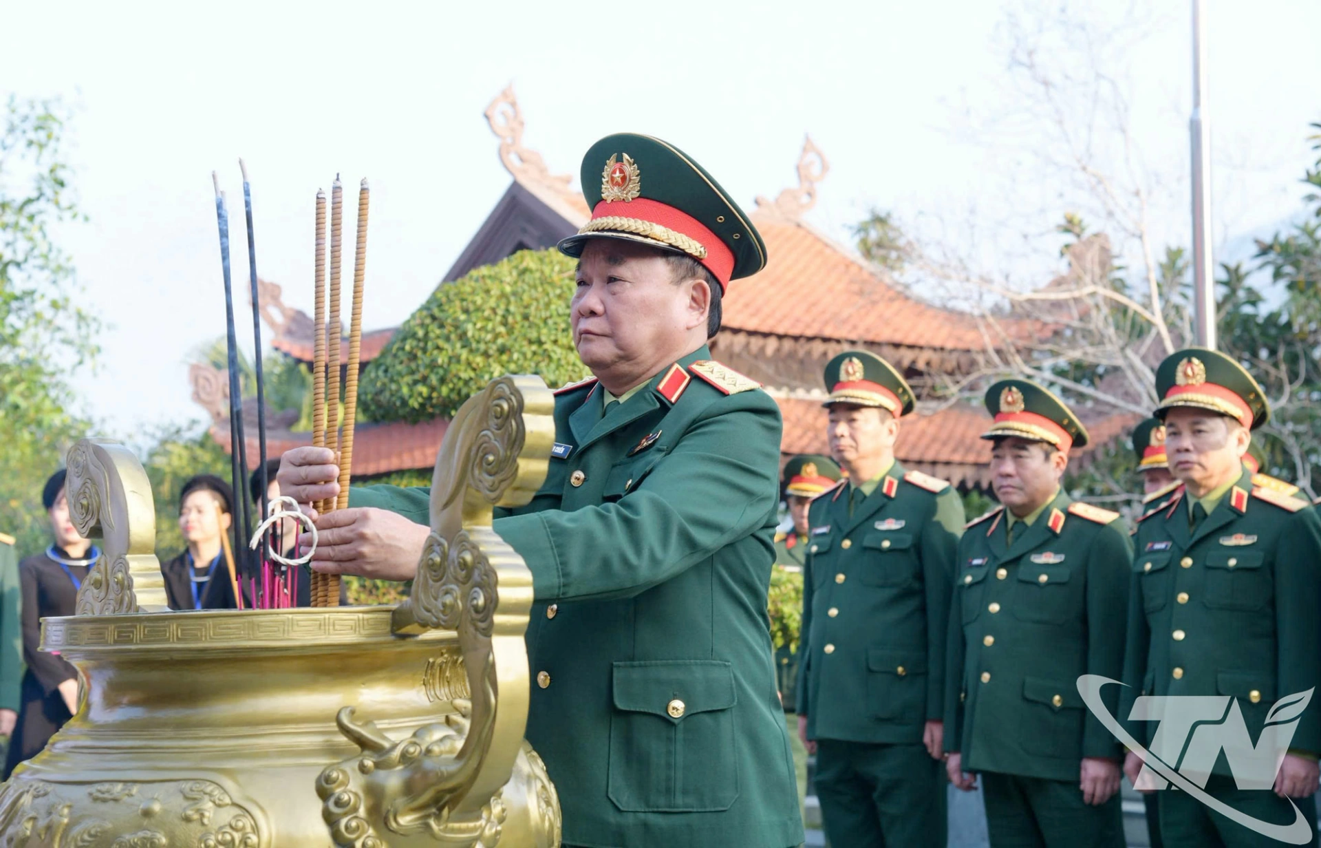 Thượng tướng Hoàng Xuân Chiến dâng hương tưởng niệm Chủ tịch Hồ Chí Minh.