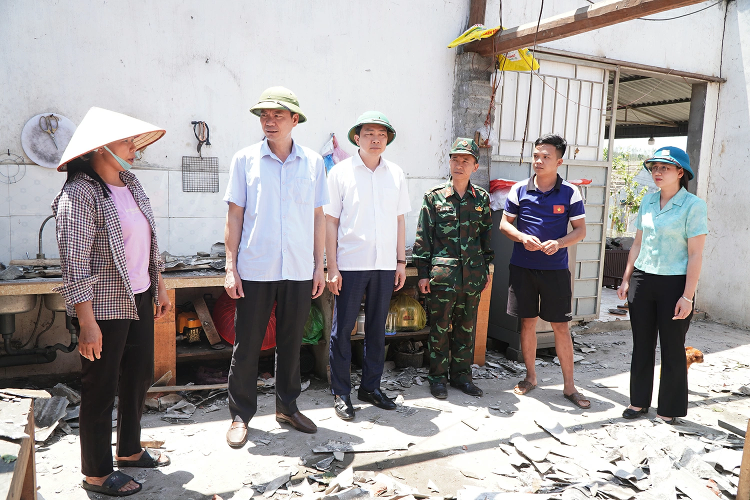 Lãnh đạo xã Yên Trạch thăm hỏi, động viên gia đình bị thiệt hại