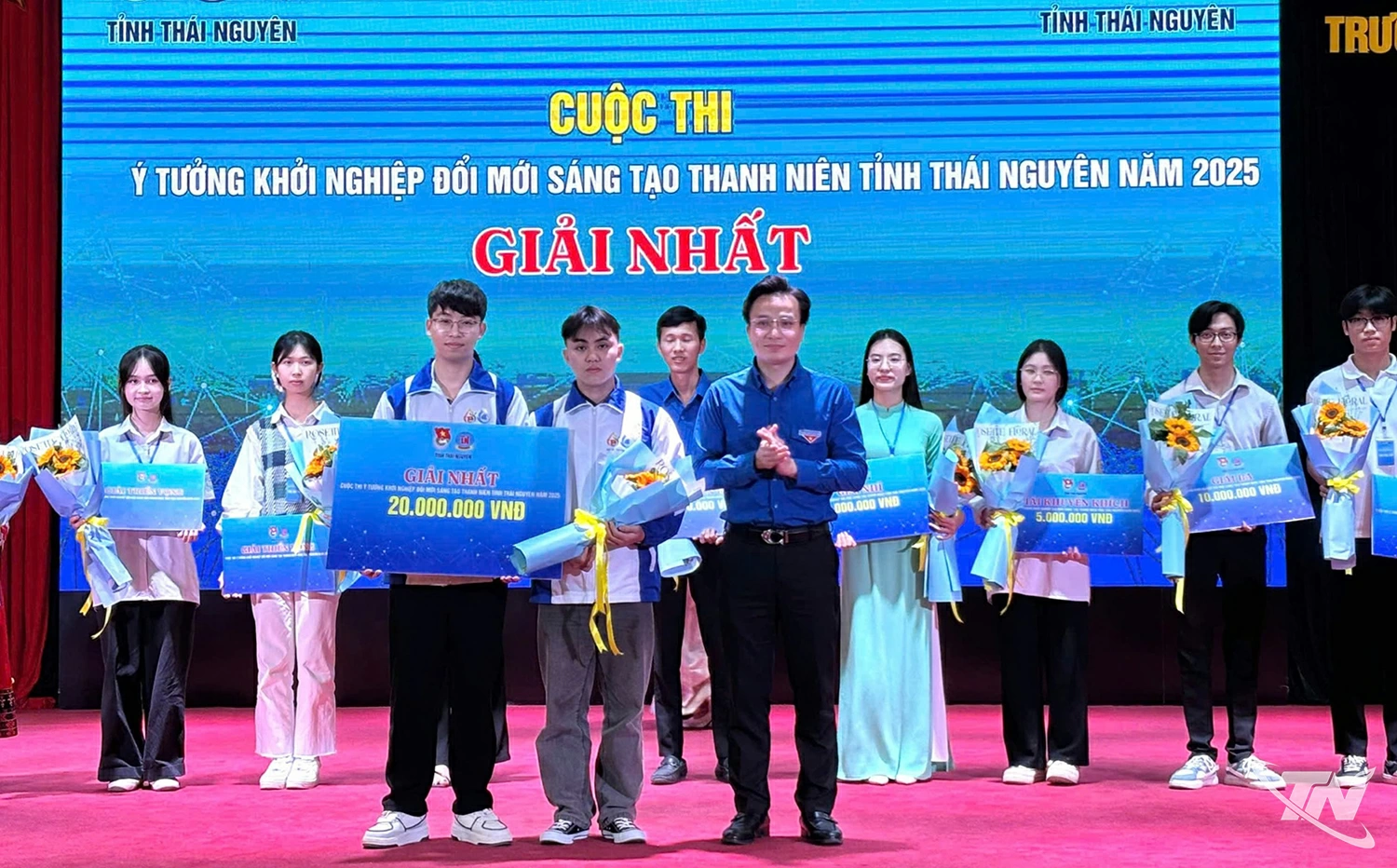 Ban Tổ chức trao giải Nhất cho nhóm tác giả tại “Cuộc thi Ý tưởng khởi nghiệp đổi mới sáng tạo thanh niên tỉnh Thái Nguyên năm 2025.