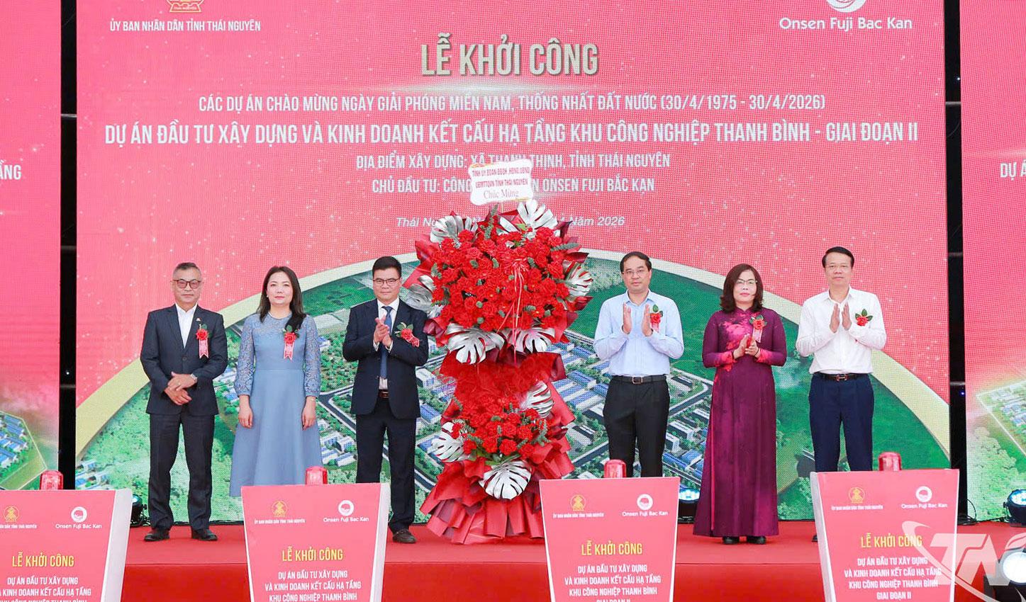 Đồng chí Trịnh Xuân Trường, Ủy viên Trung ương Đảng, Bí thư Tỉnh ủy Thái Nguyên, và các đồng chí lãnh đạo tỉnh dự Lễ khởi công Dự án đầu tư xây dựng và kinh doanh kết cấu hạ tầng Khu công nghiệp Thanh Bình - giai đoạn II, xã Thanh Thịnh.