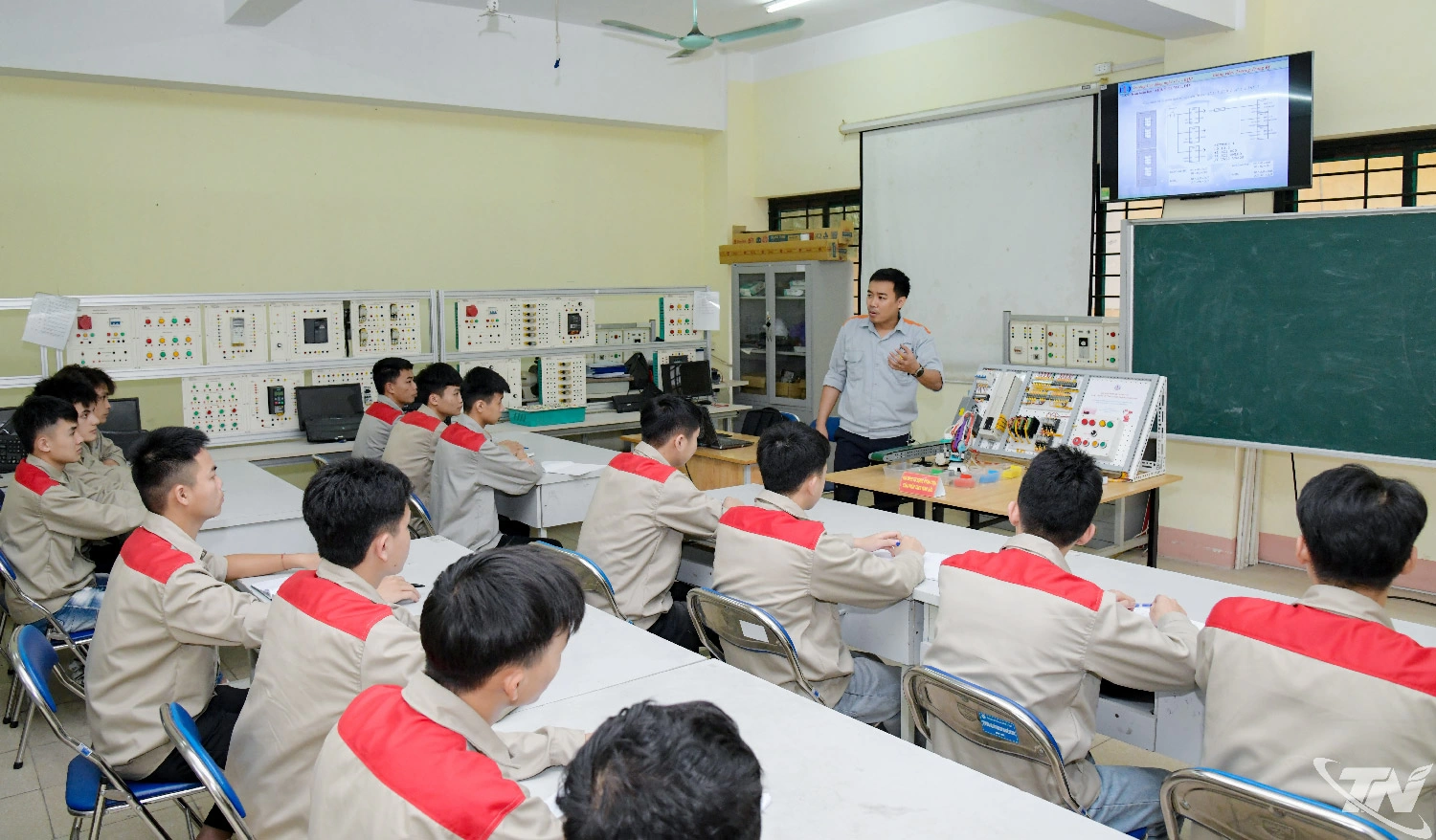 Học viên tại Trường Cao đẳng Nghề số 1   được đào tạo gắn với thực tiễn sản xuất, giúp   rút ngắn thời gian thích nghi khi bước vào   doanh nghiệp
