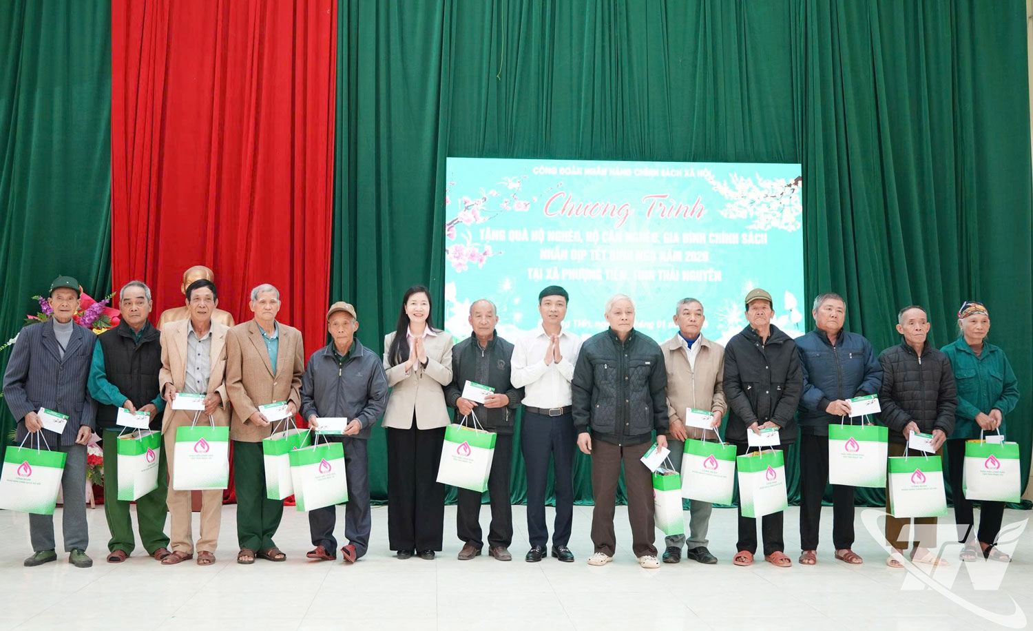 Đồng ch&iacute; Nguyễn Thị Hằng, Ph&oacute; Tổng Gi&aacute;m đốc NHCSXH Trung ương trao qu&agrave; Tết cho c&aacute;c hộ ngh&egrave;o, hộ cận ngh&egrave;o v&agrave; gia đ&igrave;nh ch&iacute;nh s&aacute;ch tr&ecirc;n địa b&agrave;n x&atilde; Phượng Tiến.