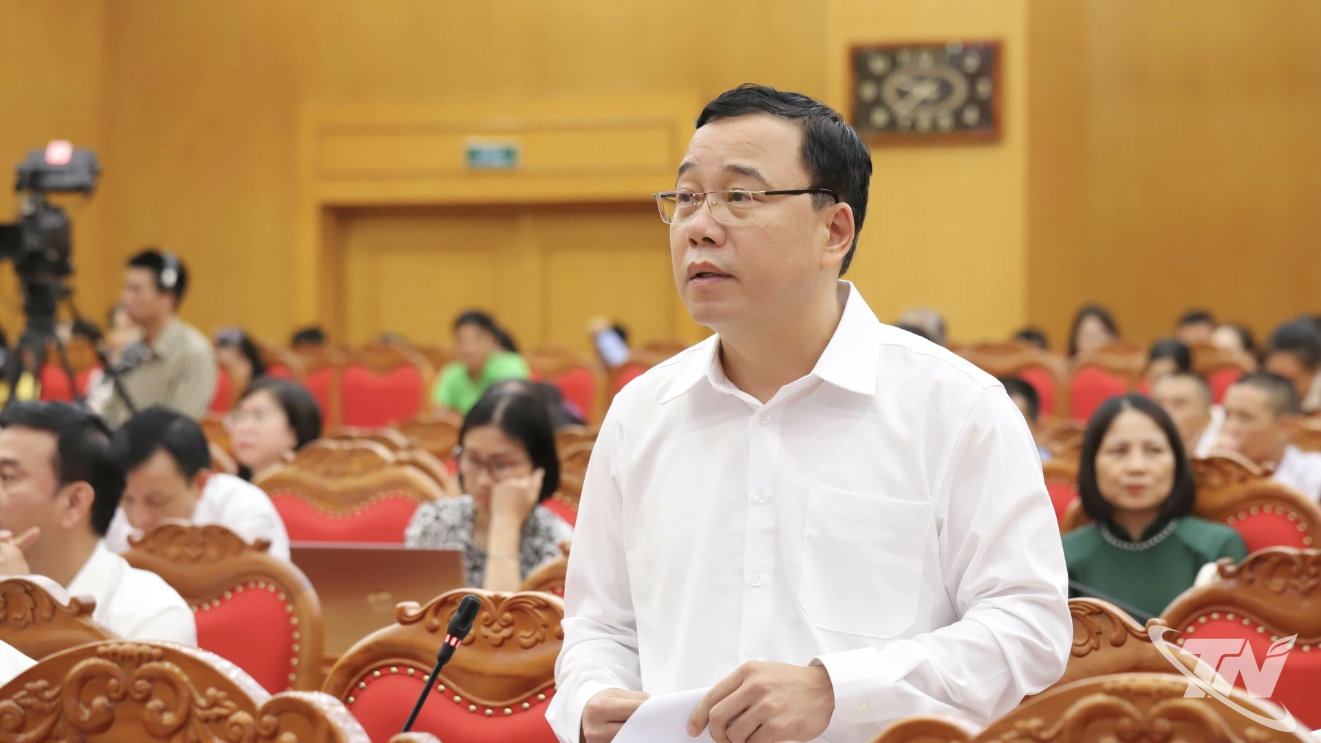 Lãnh đạo các sở, ngành trao đổi tại Hội nghị đối thoại.