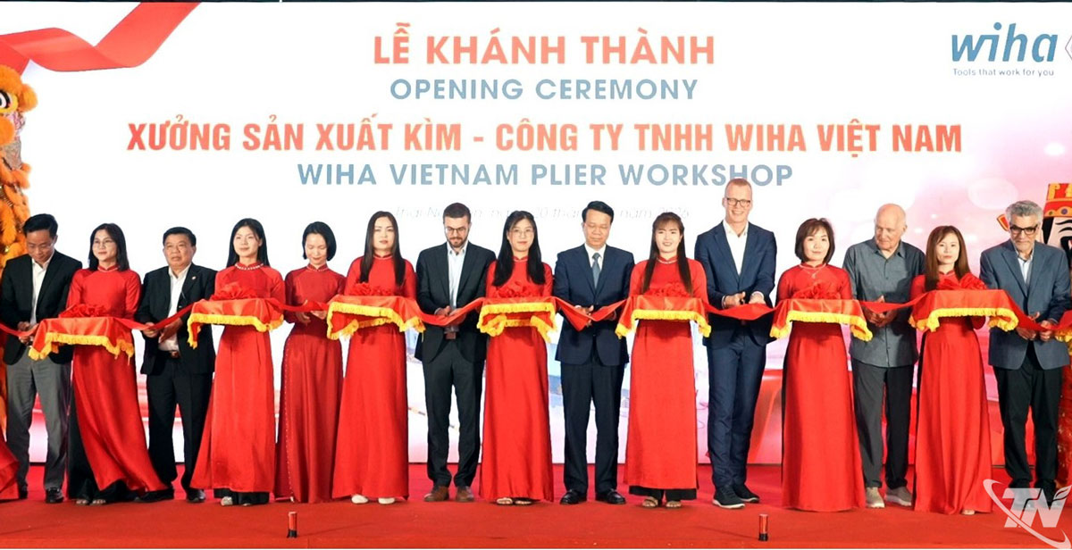 Các đại biểu cắt băng khánh thành xưởng sản xuất kìm - Công ty TNHH Wiha Việt Nam. Ảnh: Minh Đức