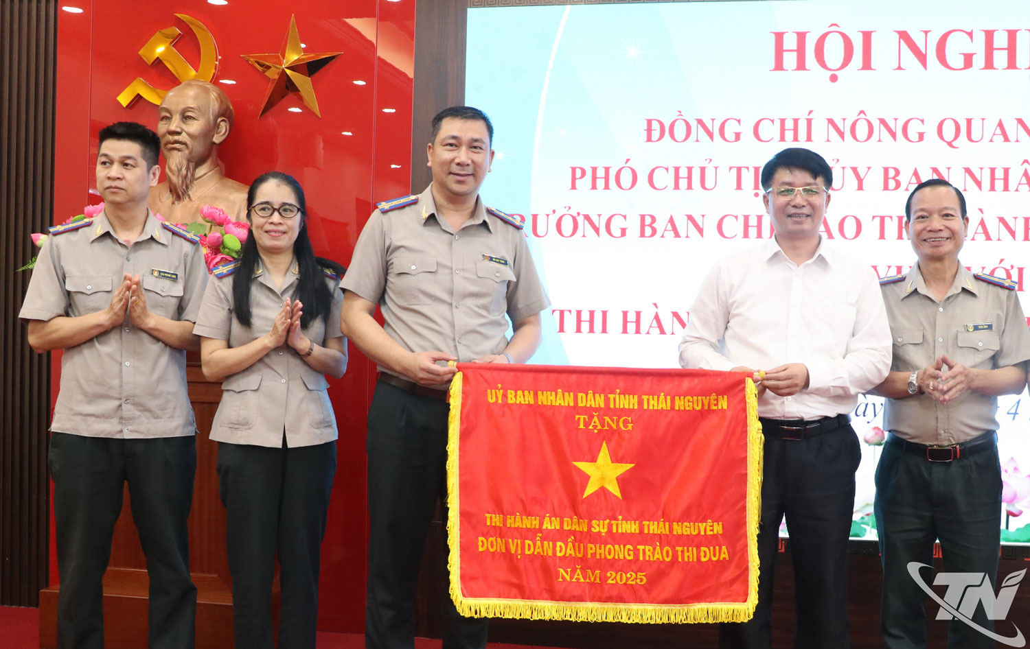 Đồng chí Phó Chủ tịch UBND tỉnh Nông Quang Nhất trao Cờ của UBND tỉnh tặng đơn vị dẫn đầu phong trào thi đua năm 2025 cho THADS tỉnh.