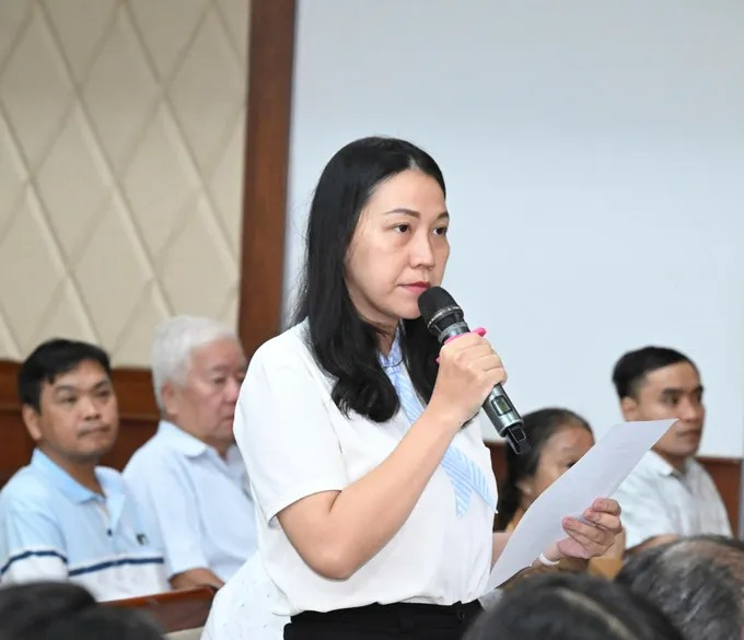 Cử tri Phan Thị Mỹ Phụng (phường Bình Tiên) kiến nghị tại buổi tiếp xúc cử tri. Ảnh: VIỆT DŨNG