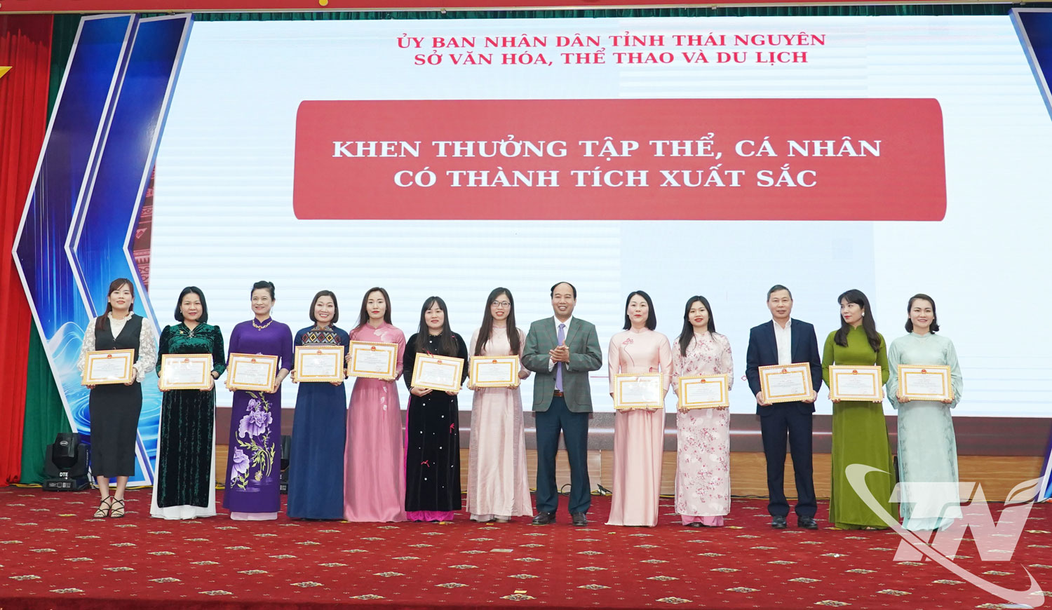 06 tập thể và 06 cá nhân được biểu dương vì có thành tích xuất sắc trong tổ chức và tham gia Triển lãm thành tựu đất nước nhân kỷ niệm 80 năm Ngày Quốc khánh