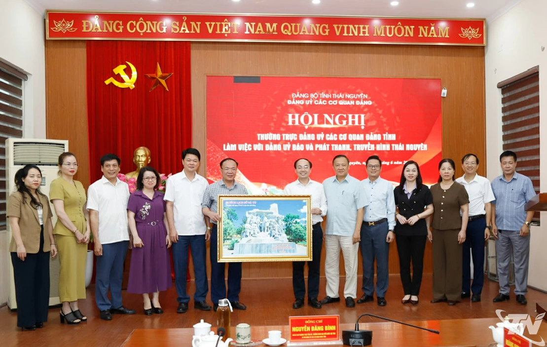 Đồng chí Nguyễn Đăng Bình tặng quà chúc mừng Báo và Phát thanh, Truyền hình Thái Nguyên.
