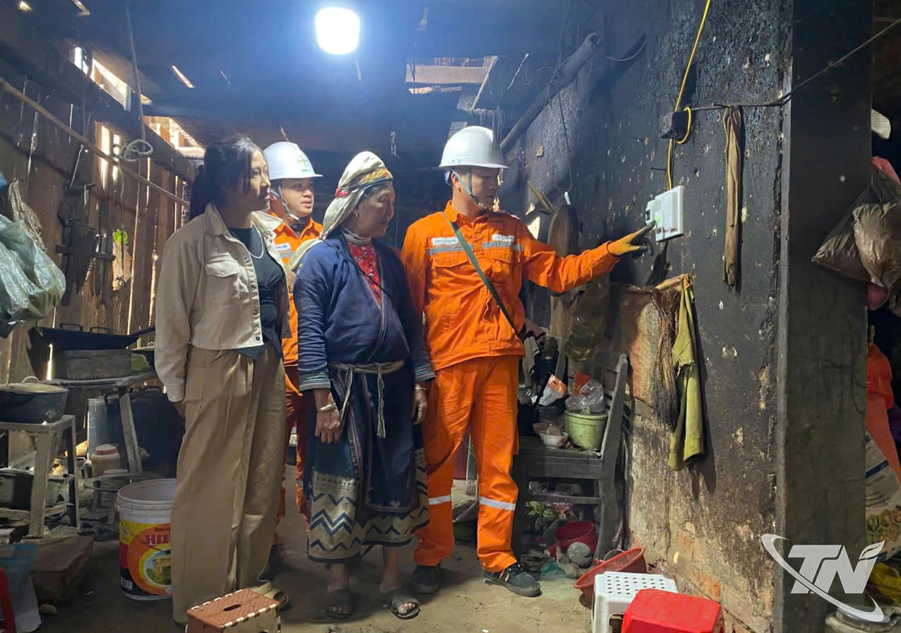 Công ty Điện lực Thái Nguyên sửa chữa, lắp đặt điện miễn phí cho hộ gia đình có hoàn cảnh khó khăn.