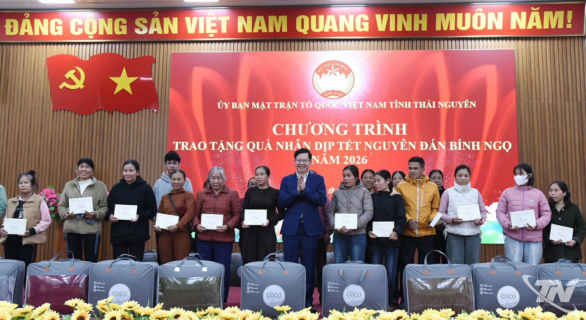 Đồng ch&iacute; Đinh Quang Tuy&ecirc;n, Ph&oacute; B&iacute; thư Tỉnh ủy, Chủ tịch Ủy ban MTTQ tỉnh tặng qu&agrave; c&aacute;c hộ ngh&egrave;o, cận ngh&egrave;o tại x&atilde; Chợ Mới.
