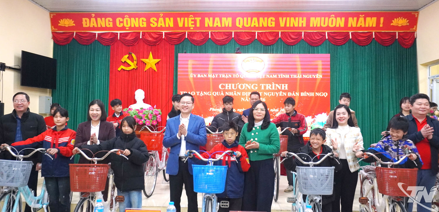 Đồng chí Đinh Quang Tuyên trao tặng xe đạp cho học sinh có hoàn cảnh đặc biệt khó khăn xã Phong Quang