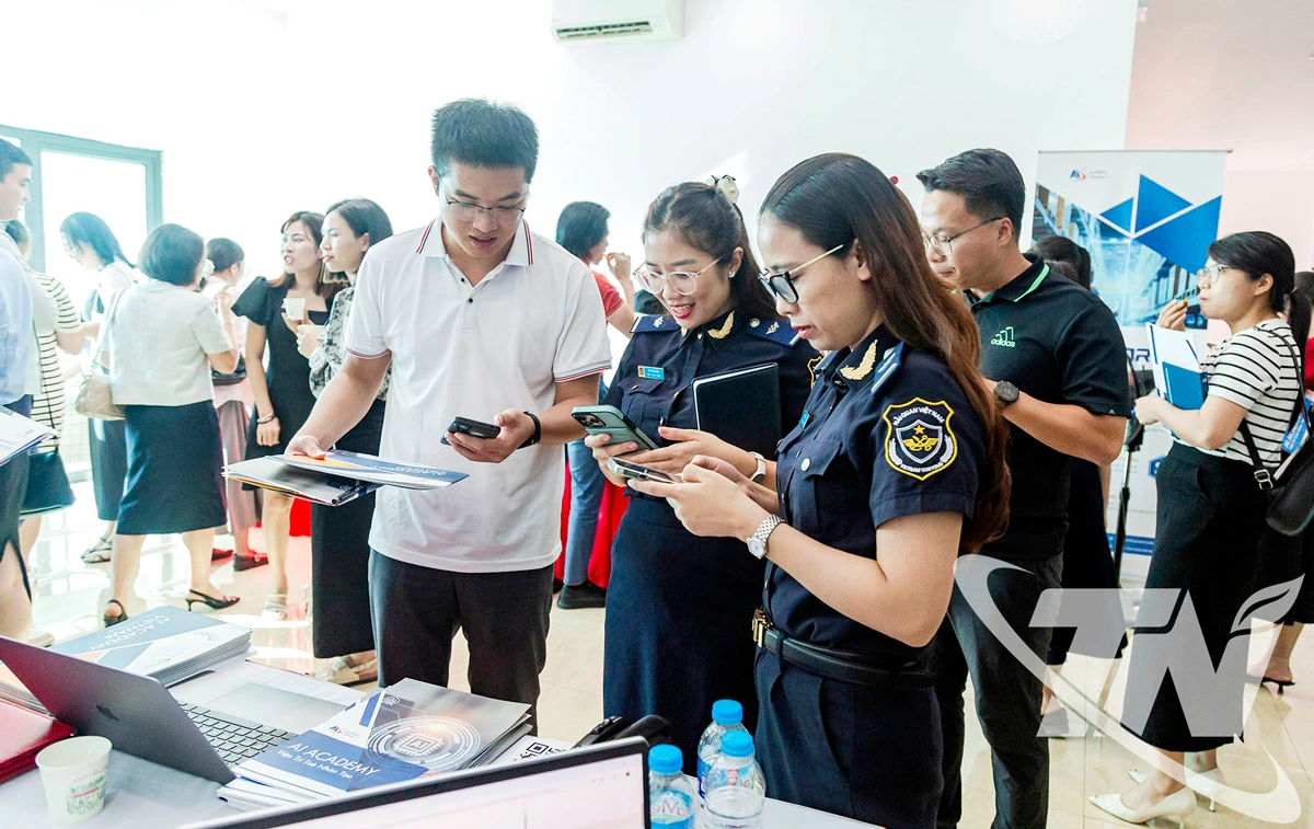Cán bộ Hải quan Thái Nguyên giới thiệu phần mềm ứng dụng trí tuệ nhân tạo (AI) hỗ trợ doanh nghiệp trong hoạt động xuất nhập khẩu.