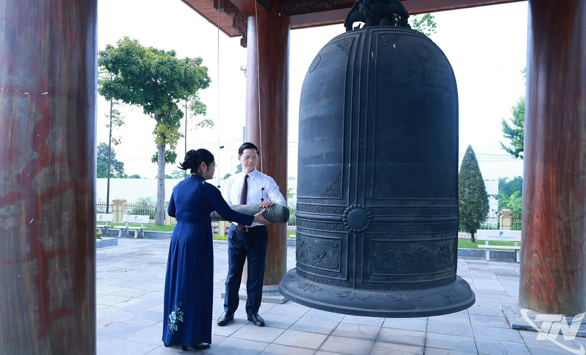 Các đồng chí lãnh đạo tỉnh thỉnh chuông.
