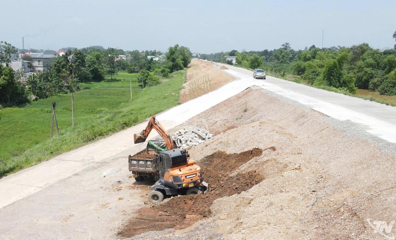 Tuyến đê Gang Thép dài 2,7km cơ bản hoàn thành các hạng mục cuối cùng.
