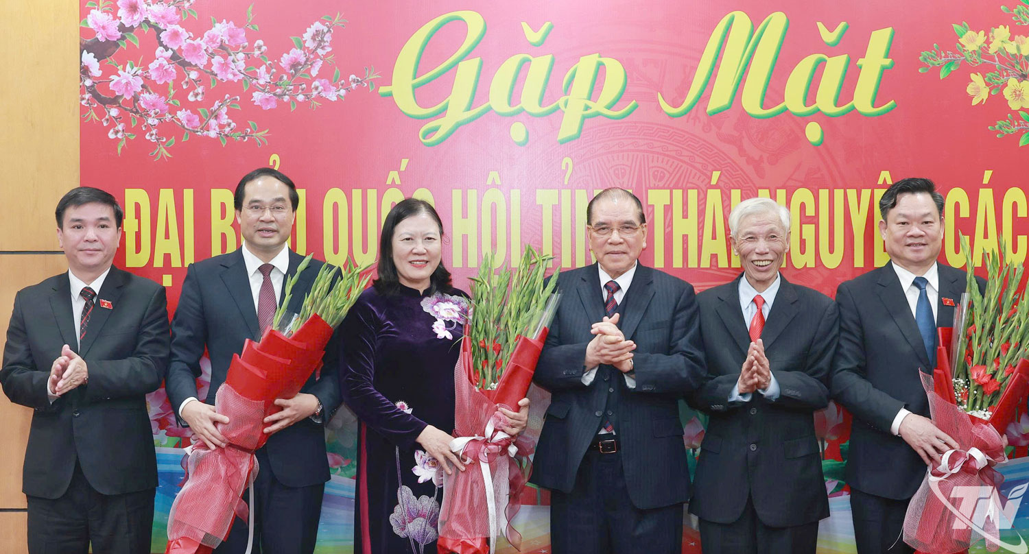 Nguyên Tổng bí thư Nông Đức Mạnh và địa diện Ban liên lạc Đại biểu Quốc hội tỉnh Thái Nguyên các khóa tặng hoa chúc mừng các đồng chí được bầu vàn Ban Chấp hành Trung ương Đảng khóa XIV.