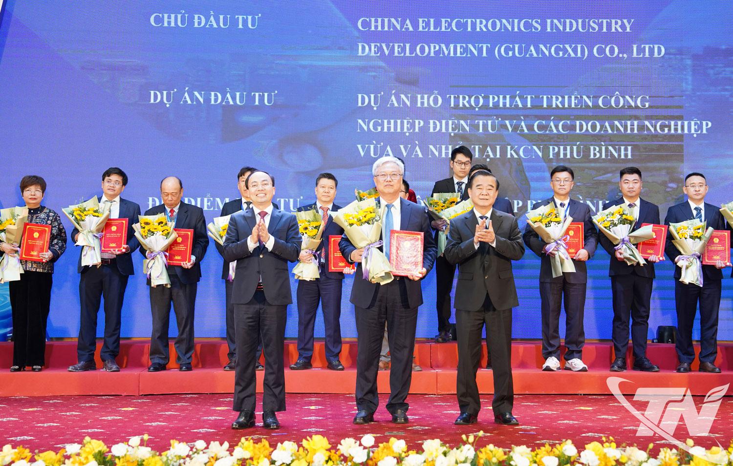 C&aacute;c đồng ch&iacute; l&atilde;nh đạo tỉnh trao quyết định ph&ecirc; duyệt chủ trương đầu tư, giấy chứng nhận đăng k&yacute; đầu tư cho c&aacute;c doanh nghiệp trong v&agrave; ngo&agrave;i nước tại Hội nghị x&uacute;c tiến đầu tư tỉnh Th&aacute;i Nguy&ecirc;n năm 2026.