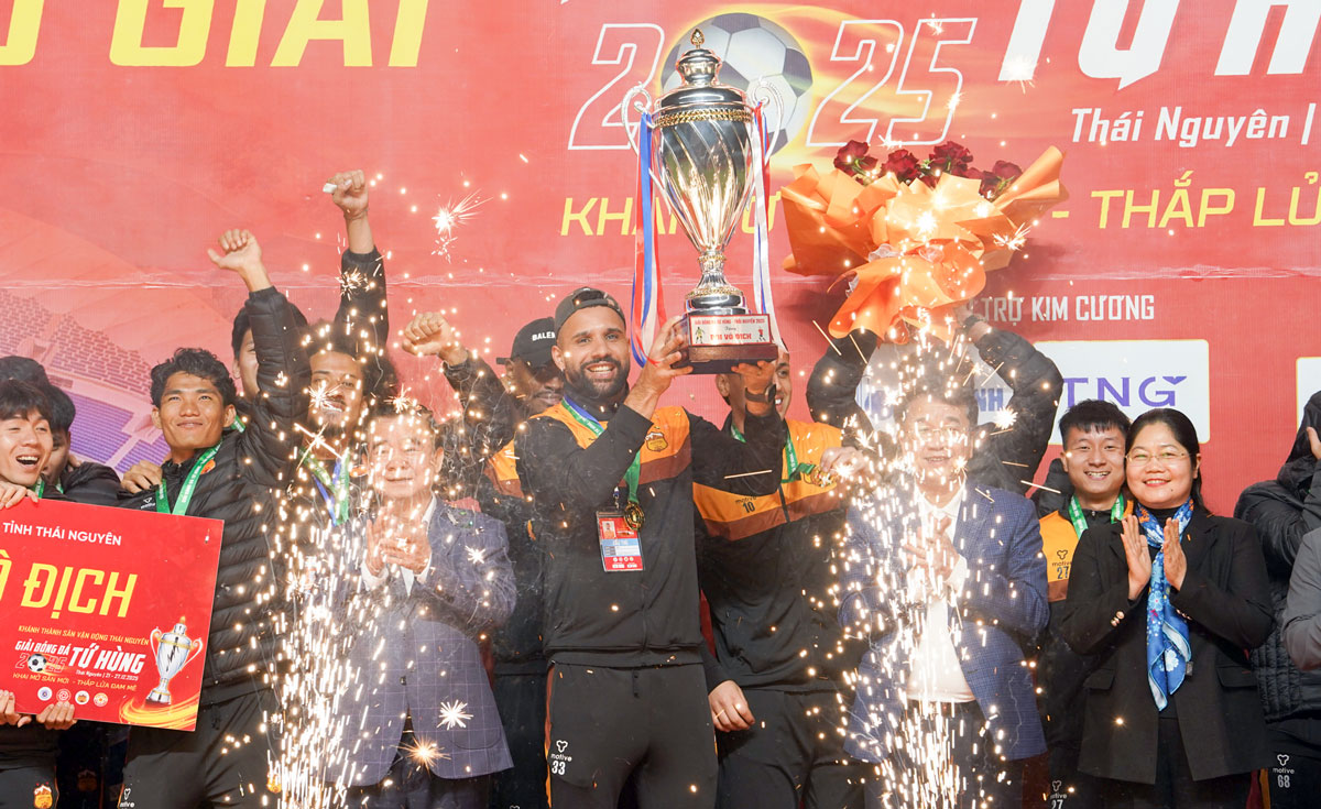 Khoảnh khắc n&acirc;ng cao chiếc Cup v&ocirc; địch của C&acirc;u lạc bộ Ho&agrave;n Anh Gia Lai