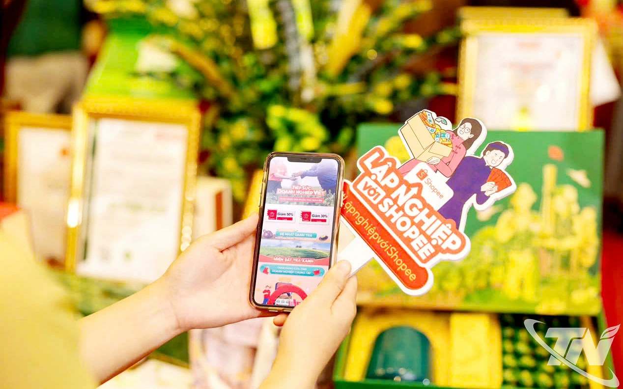 Người ti&ecirc;u d&ugrave;ng c&oacute; thể dễ d&agrave;ng t&igrave;m mua c&aacute;c sản phẩm đặc trưng của Th&aacute;i Nguy&ecirc;n tr&ecirc;n s&agrave;n Shopee chỉ với v&agrave;i thao t&aacute;c đơn giản tr&ecirc;n điện thoại hoặc m&aacute;y t&iacute;nh.