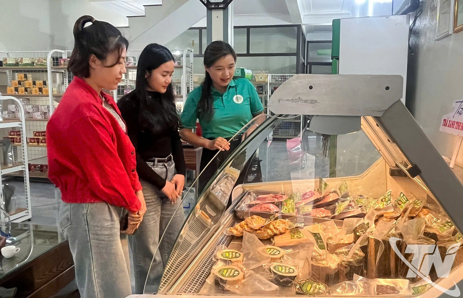 Sản phẩm thịt lợn nuôi bằng thức ăn trộn bột trà xanh được bày bán phục vụ người tiêu dùng tại Hợp tác xã Toàn Liễu (xã Tân Cương).