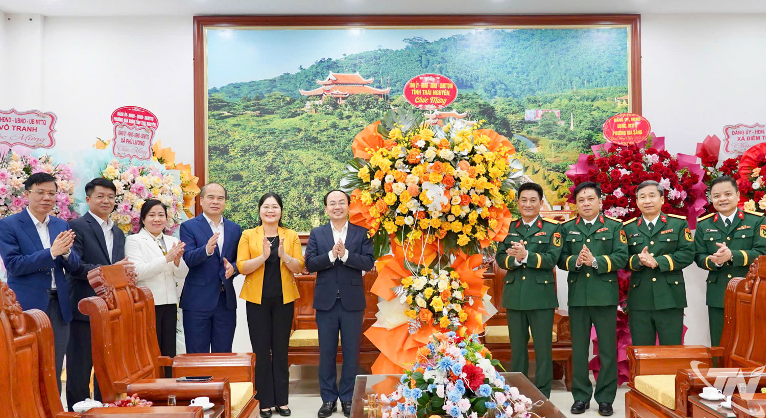 L&atilde;nh đạo tỉnh tặng hoa ch&uacute;c mừng Bộ Chỉ huy Qu&acirc;n sự tỉnh.