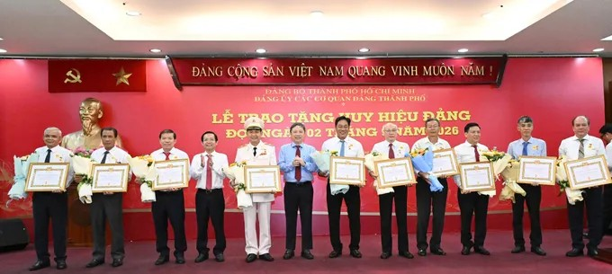 Các đảng viên cao niên nhận Huy hiệu Đảng đợt ngày 2/9/2026. Ảnh: VIỆT DŨNG